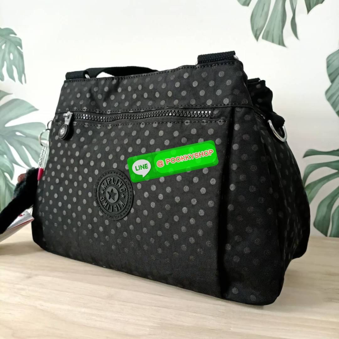 KIPLING ELISE HANDBAG กระเป๋าถือและสะพายไหล่ วัสดุ Nylon +Polyester ขนาดกำลังพอดี จุของได้มาก มีหูจับสองสาย ถือสะดวก น้ำหนักเบา มีช่องซิป ด้านหน้า ช่อง กระเป๋าหลักเปิด-ปิดด้วยซิป มี3 ช่องว่างใส่ของได้จุมากๆ ใส่มือถือได้ กระเป๋าสตางค์ใบยาว และ เครื่องสำอาง