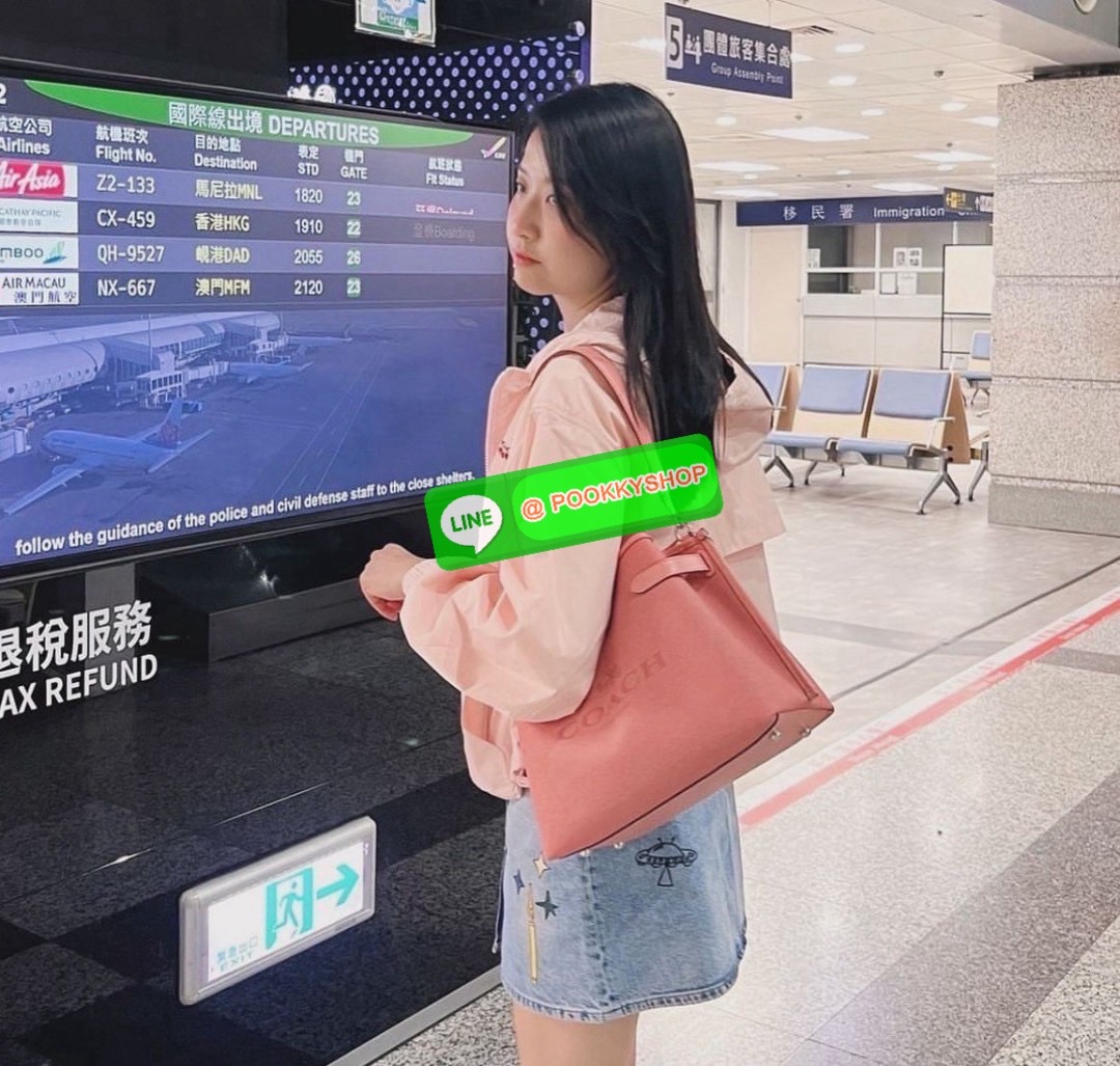 🔆 Model COACH CH190 HANNA SHOULDER BAG WITH COACH 🔆 Details น้องใหม่ เรียบหรู ดูแพง กับกระเป๋าสะพายไหล่ทรงสวย โทนสีคลาสสิค ดีไซน์ตกแต่งสายคาดจับจีบข้างกระเป๋าเพิ่มดีเทล มาพร้อมหูจับถอดแยกได้ สะพายเดี่ยวได้ และสายสะพายข้างสะพายแบบเก๋ๆ ปากกร