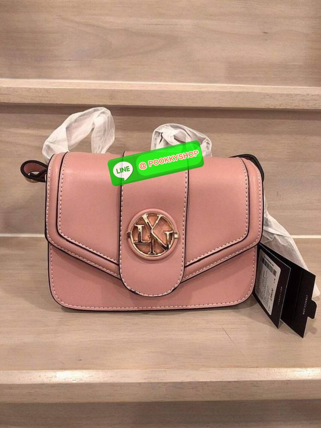 LYN กระเป๋าทรงน่ารักปุ๊กปิ๊ก สายสะพายหนัง เปิดปิดด้วยกระดุมแม่เหล็ก ฐานกว้างใส่ของได้เยอะ