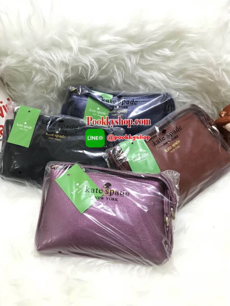 KATE SPADE MINI CROSSBODY BAG กระเป๋าสะพายข้างทรงครอสบอดี้ขนาดมินิ วัสดุหนังPu เปิดปิดด้วยซิปเดียวด้านบน ภายในสกรีนโลโก้แบรนด์ ในช่องใหญ่ยังมี1ช่องซิปเล็ก สามารถใส่ไอโฟนได้ กระเป๋าสตางค์สั้น และของจุกจิก มีความยาวสาย 109cm ปรับความยาวได้ ด้านหน้าปั้มโลโก้