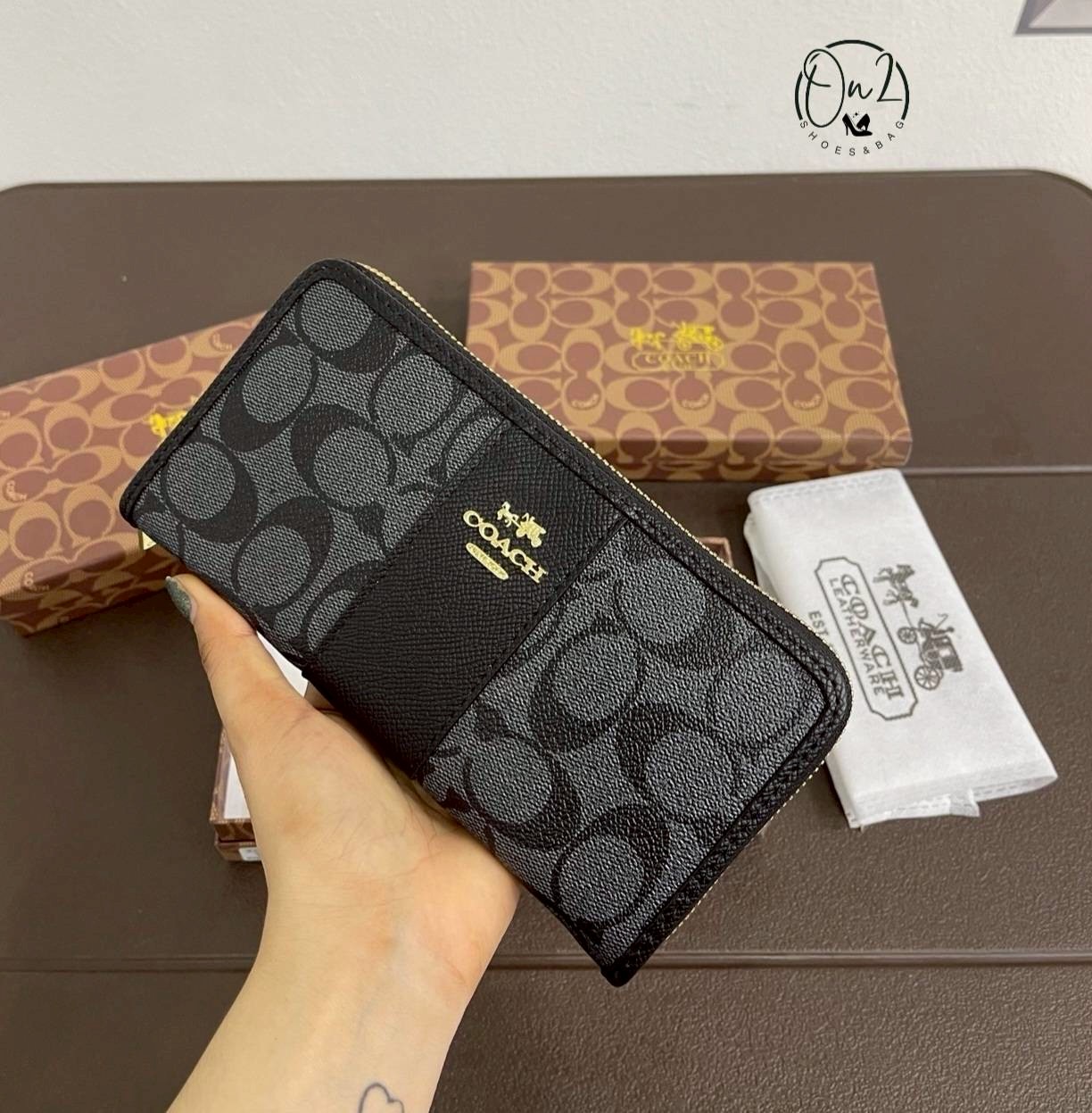 Coach wallet กระเป๋าสตางค์ สวยสะดุดตาสุดสุด เป็นแบบใบยาวแบบมีช่องเล็กใส่เหรียญ ใส่การ์ดใส่แบงค์ได้ มีสีมงคลให้เลือกเยอะมาก เหมาะสำหรับเป็นของฝากของขวัญหรือใช้เองก็เลิศค่ะ