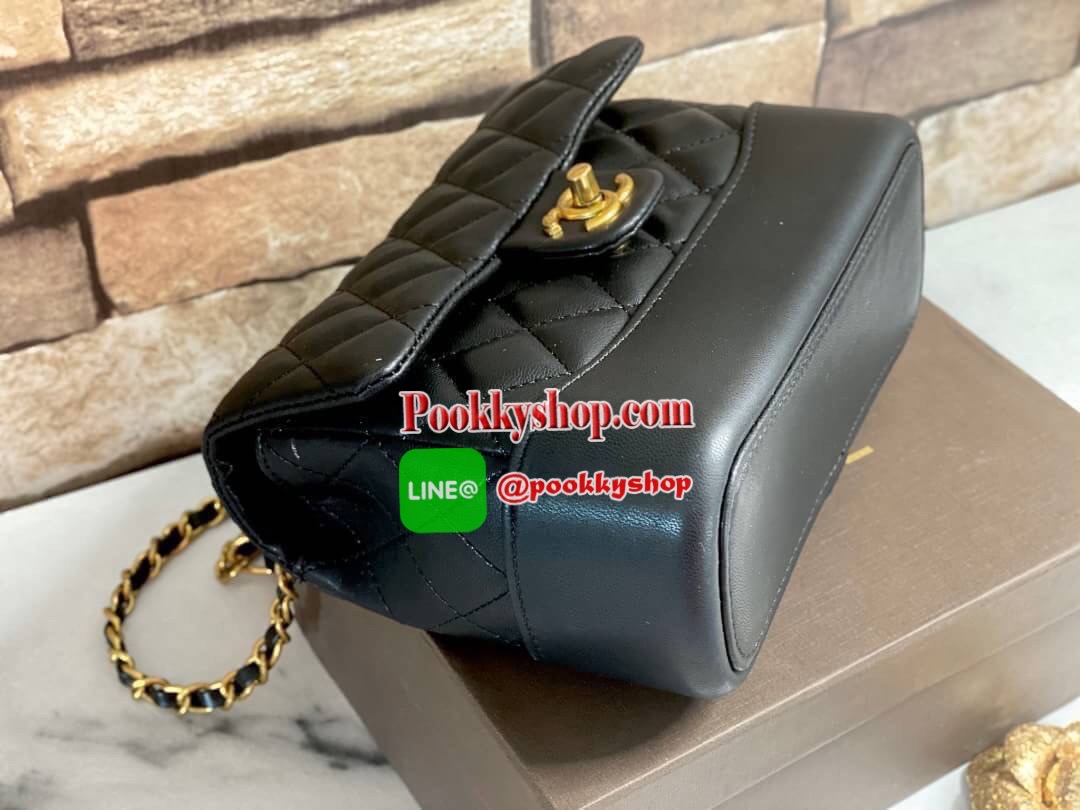 VIP CHANEL RING BAG กระเป๋าถือ / สะพายข้าง วัสดุหนังแกะลายตาราง ด้านหลังมีช่องใส่ของ เปิดปิดด้วยตัวล็อค ใส่ของได้พอสมควรค่ะ เช่น iPhone plus /กระเป๋าเงินใบสั้น-กลาง และของจุกจิกอื่นๆ สายสะพายเก็บด้านในได้ สะพายได้ 2 แบบ สวยเรียบเก๋ ต้องยกให้ใบนี้เลยค่ะ