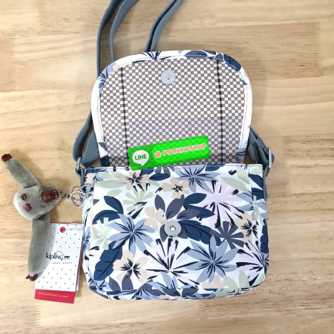 KIPLING SABIAN CROSSBODY MINI BAG กระเป๋าสะพายข้าง วัสดุ Nylon & Polyester 100% ขนาดเล็กกำลังน่ารัก เปิด-ปิดด้วยฝาปิดกระดุมแม่เหล็กและซิปแบรนด์ ด้านในทีแท็กแบรนด์