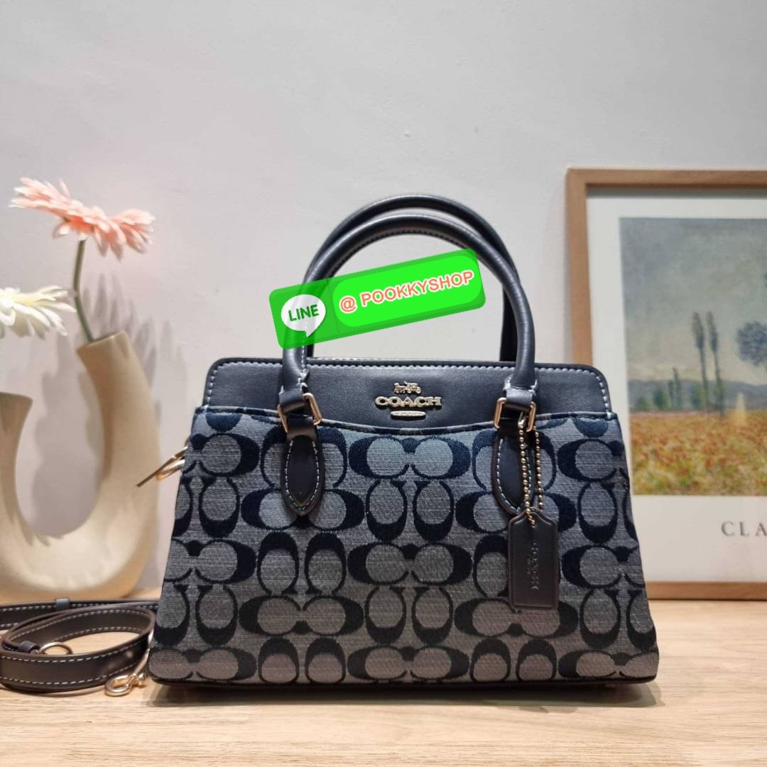 COACH CH503 MINI DARCIE CARRYALL IN BLOCKED SIGNATURE CANVAS คอลเลคชั่นใหม่ กระเป๋าสะพายทรงถัง ไซส์มินิ ดีไซน์ออกมาดูหรูมาก วัสดุหนังแคนวาสเคลือบผิว สวย คลาสสิค มาพร้อมสายสะพายข้างและหูหิ้วในตัว ถอดออกถือคล้องแขนเก๋ๆ หรูๆยังได้ ภายในเป็นช่องโล่ง แบ่งสัดส่