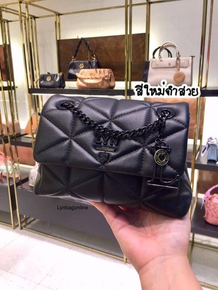 แท้ 💋 Outlet New! LYN TRINITY HANDBAG กระเป๋าสะพายข้าง/ครอสบอดี้ใบสวย วัสดุหนังเดินด้ายลายสามเหลี่ยมทั้งใบ พร้อมพวงกุญแจ(ถอดได้) เปิดปิดแบบกระดุมแม่เหล็ก ด้านในมีช่องซิปเล็ก 1 ช่อง รุ่นนี้สามารถใส่ iPhone plus และกระเป๋าเงินใบกลางได้ค่า สายยาวเป็น