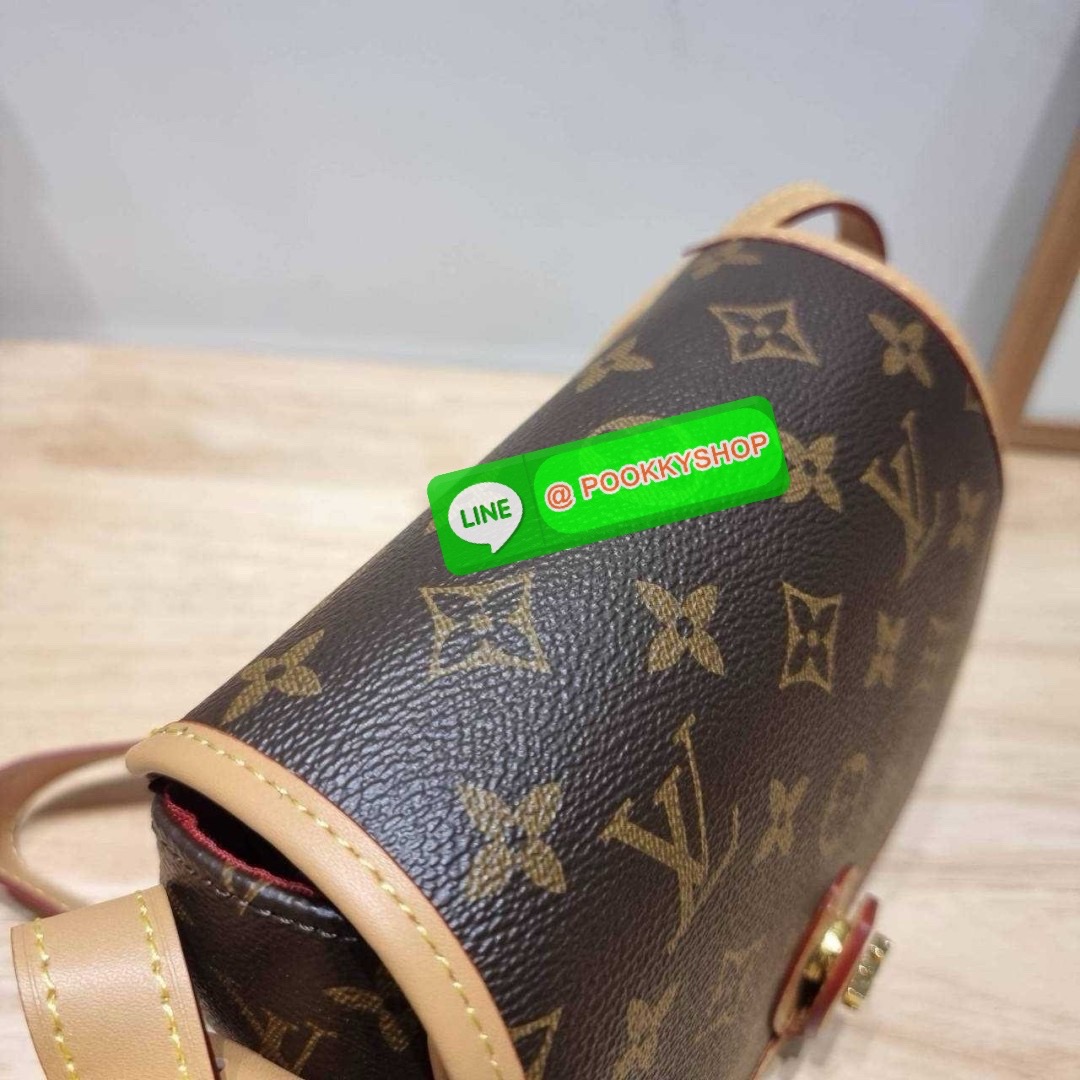 LV TAMBOURIN CROSSBODY BAG 🔆 Details รุ่นลิมิเต็ดหายาก กับกระเป๋าสะพายทรงสวย ดีไซน์คลาสสิค เปิด-ปิดด้วยกนะดุมแม่เหล็ก สายสะพายในตัว ปรับได้ หรือซ่อนสายและถือเป็น clutch ออกงานก็ได้ ดูแพงมากๆ ภายในเป็นช่องโล่ง ใส่ของจุกจิกได้ ของจำเป็นได้ โทรศัพท์ไ