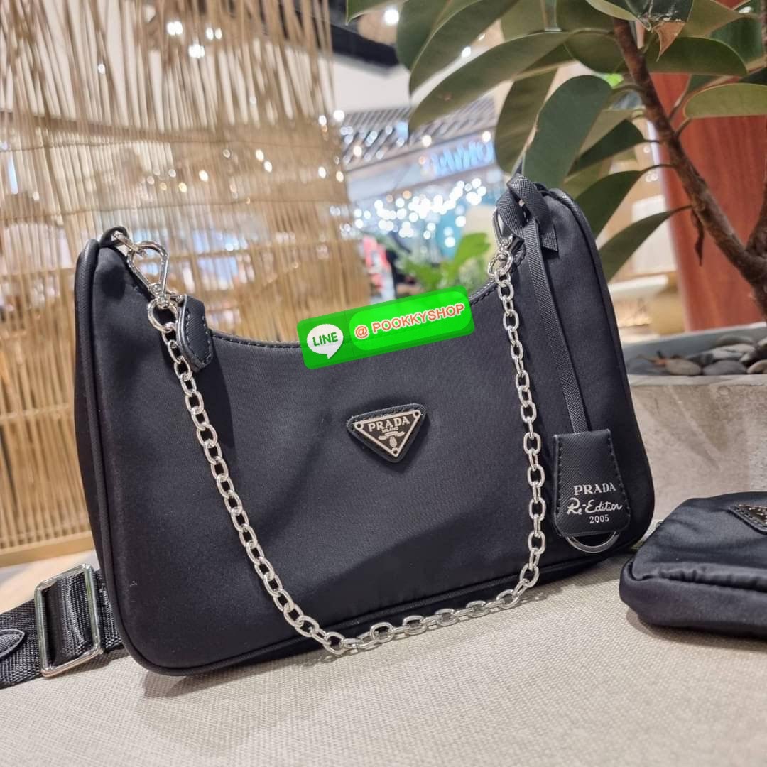 PRADA RE-EDITION 2005 RE-NYLON SHOULDER BAG ไอเท็มสุดปัง ที่ฮิตตลอดกาลไม่ว่าจะปีไหนๆ จัดให้ครบทั้งสีขายดีและสีใหม่ล่าสุด ที่สายคุณหนูห้ามพลาด!! กับกระเป๋าสะพายทรงคลาสสิค เหมาะเป็น everyday bag มากๆ วัสดุผ้าไนล่อนคุณภาพ พร้อมใบลูก ไว้ใส่เหรียญ ใส่กุญแจได้ส