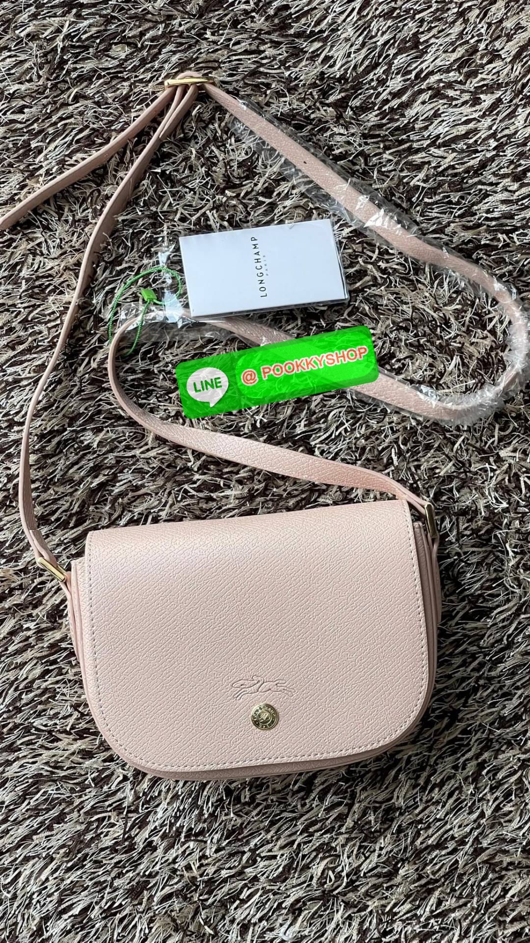 💕Longchamp Epure Crossbody Bag ด้วยรูปแบบที่ชวนให้นึกถึงฝาพับของ Le Pliage กระเป๋าสะพายข้างขนาดเล็กใบนี้มีทั้งความอ่อนเยาว์และความเป็นผู้หญิงในเสน่ห์ของมัน โดดเด่นด้วยรูปทรงกระเป๋าแบบอานม้า ยกย่องให้กับตำนานนักขี่ม้าของ Longchamp EPURE สายสะพายซึ่