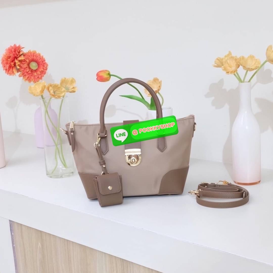 คอลเลคชั่นใหม่ รุ่นขายดี KEEP ‘ Phony bag ‘ อีกรุ่นที่ ถูกถามเข้ามาเยอะที่สุด เป็นกระเป๋า size กลางๆที่ ดีไซน์ให้ออกมาเรียบ หรู หยิบมาใช้งานได้ในทุกๆ วัน