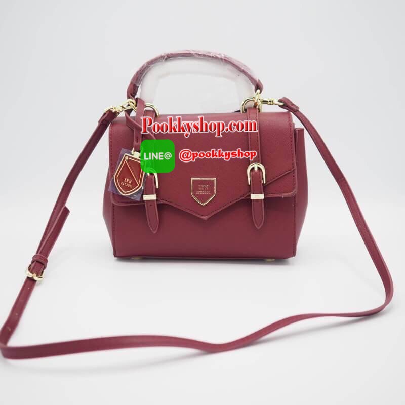 LYN MAXINE XS BAG กระเป๋าถือทรงสวย อยู่ทรงแข็ง ฝากระเป๋าเปิด-ปิดด้วยกระดุมแม่เหล็ก อะไหล่ปั๊มโลโกแบรนด์ ภายในมี 1 ช่องโล่ง ช่องเล็ก 1 ช่องและช่องซิปเล็ก มีหูหิ้วคล้องแขนสะดวก มาพร้อมสายยาวปรับได้ ถอดได้ ใส่ipad mini ได้ จุของได้เยอะ สะพายไปเรียน ทำงาน ดูด