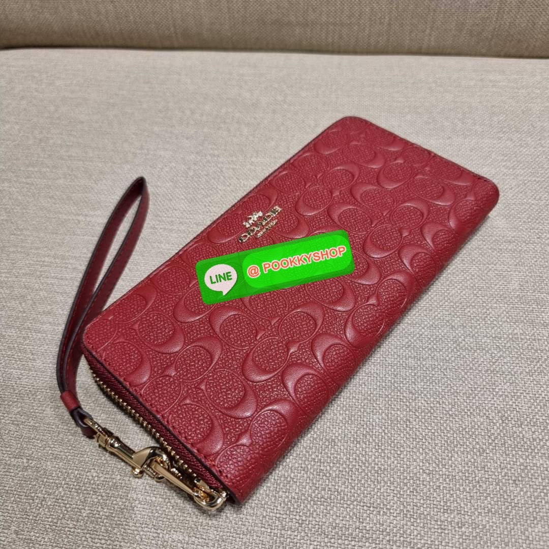 COACH C7360 LONG ZIP AROUND WALLET IN SIGNATURE LEATHER พร้อมเสิร์ฟความเลิศหรู ไม่ต้องรอพรีฯ ใหม่ล่าสุด กระเป๋าสตางค์ใบยาวกึ่งคล้องมือ สีคลาสสิค ขายดี ถือใช้คือขับผิวสุด!! วัสดุหนังแท้ปั๊มลายนูนสวยคม มาพร้อมสายคล้องมือ ถอดออกได้ ภายในใส่บัตรได้เยอะ มีช่อง