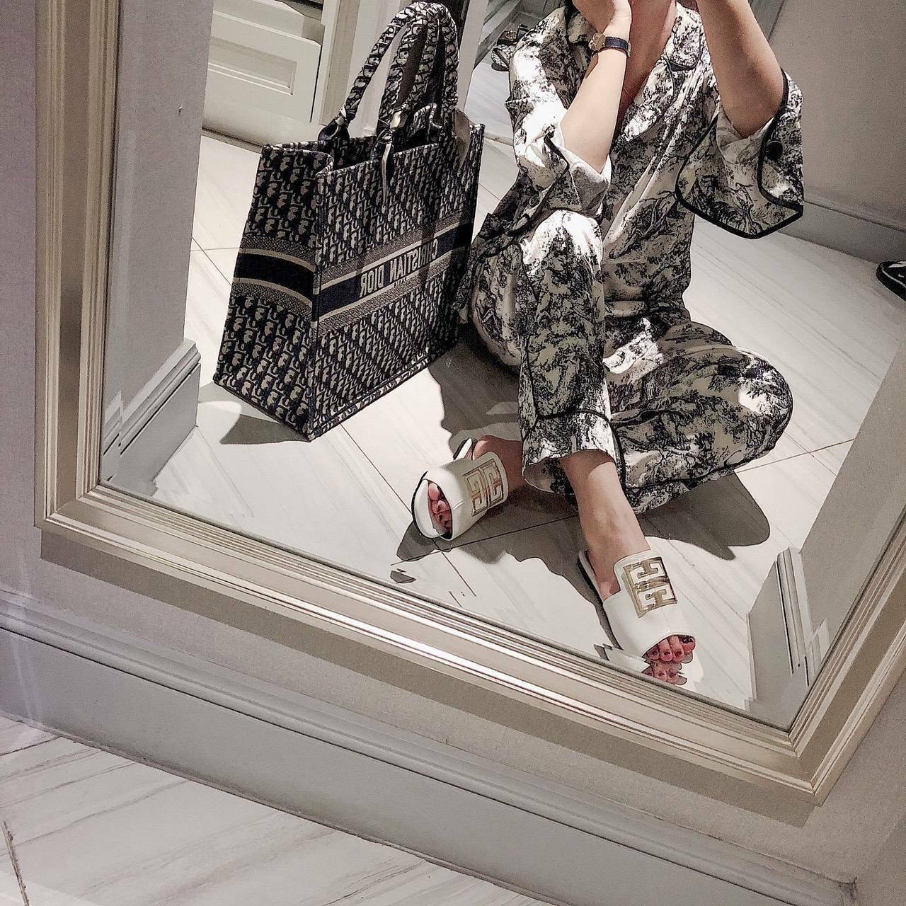 พร้อมส่ง ฮอตๆๆๆ เลยคะ ตัวนี้ เพิ่งมาคะ แตะ givenchy ตัวใหม่ล่าสุด รองเท้าแตะหน้าสวม หนังนิ่ม ทรงสวยมาก เก็บหน้าเท้าได้ดี สาวหน้าเท้ากว้างใส่ได้จ้า *งานปั้มแบรนด์ กล่องเรียบน๊า