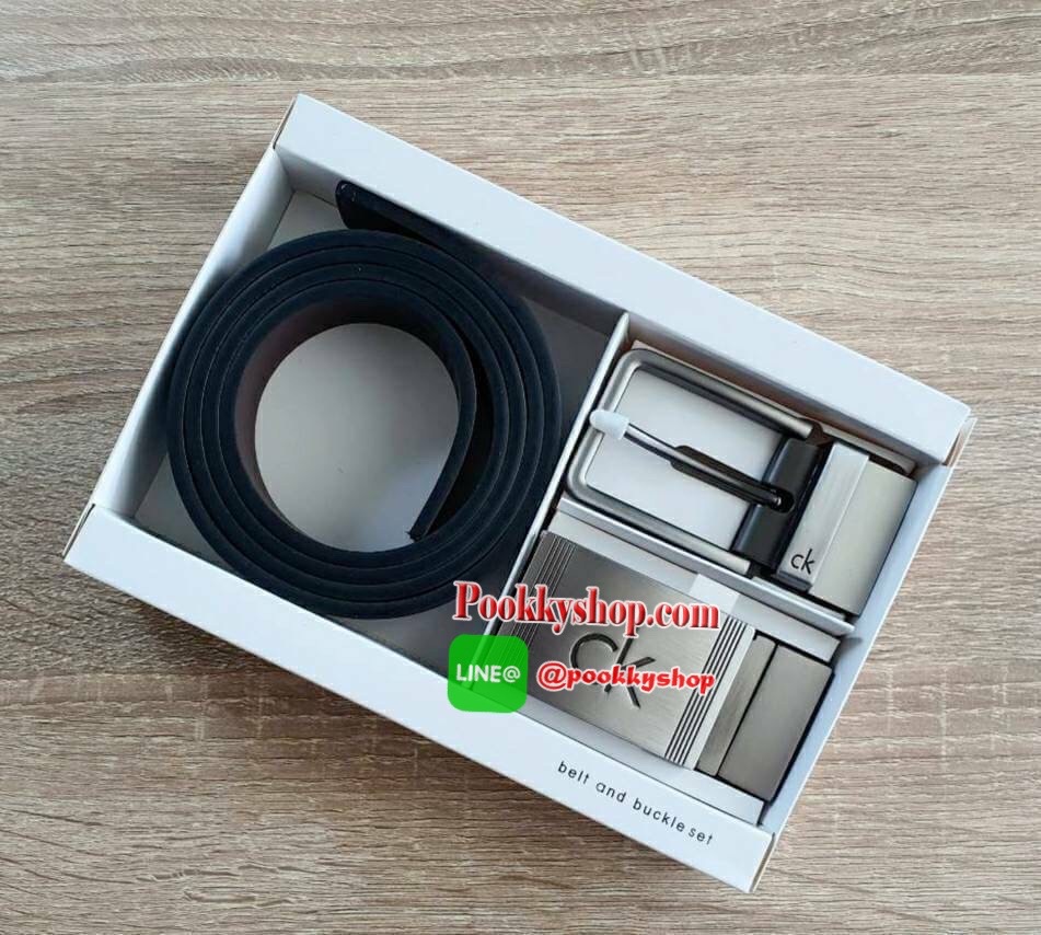 CALVIN KLEIN BELT AND BUCKLE SET เซตเข็มขัดหนังวัวแท้คุณภาพดี ในเซตประกอบด้วย หัวเข็มขัดโลหะ 2 หัว 2 แบบ พร้อมกับเข็มขัดหนังเรียบ 1 เส้นที่สามารถใช้ได้ทั้ง 2 ด้านสีดำสลับน้ำตาล สวยน่าใช้มากๆค่ะ