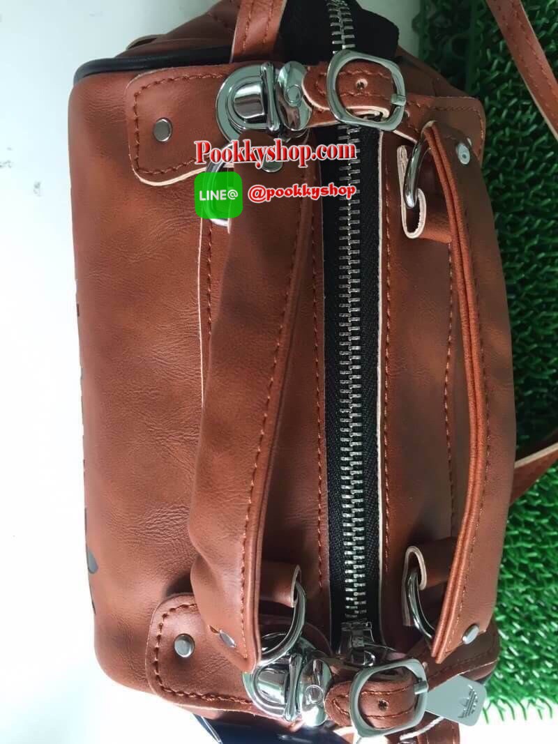 Brand : Adidas Mini Shoulder bag and messger bag 2018 Detail : กระเป๋าสะพายข้างใบเล็กกระทัดรัด แนวsport วัสดุทำด้วยหนังPU นิ่ม น้ำหนักเบา Logo Adidas สกีนทั้ง 2 ข้าง สามารถใช้ได้ทั้งด้านหน้าและด้านหลังเวลาสะพาย ภายในกว้างสามารถเก็บของได้พอสมควร ใส่กระเป๋า