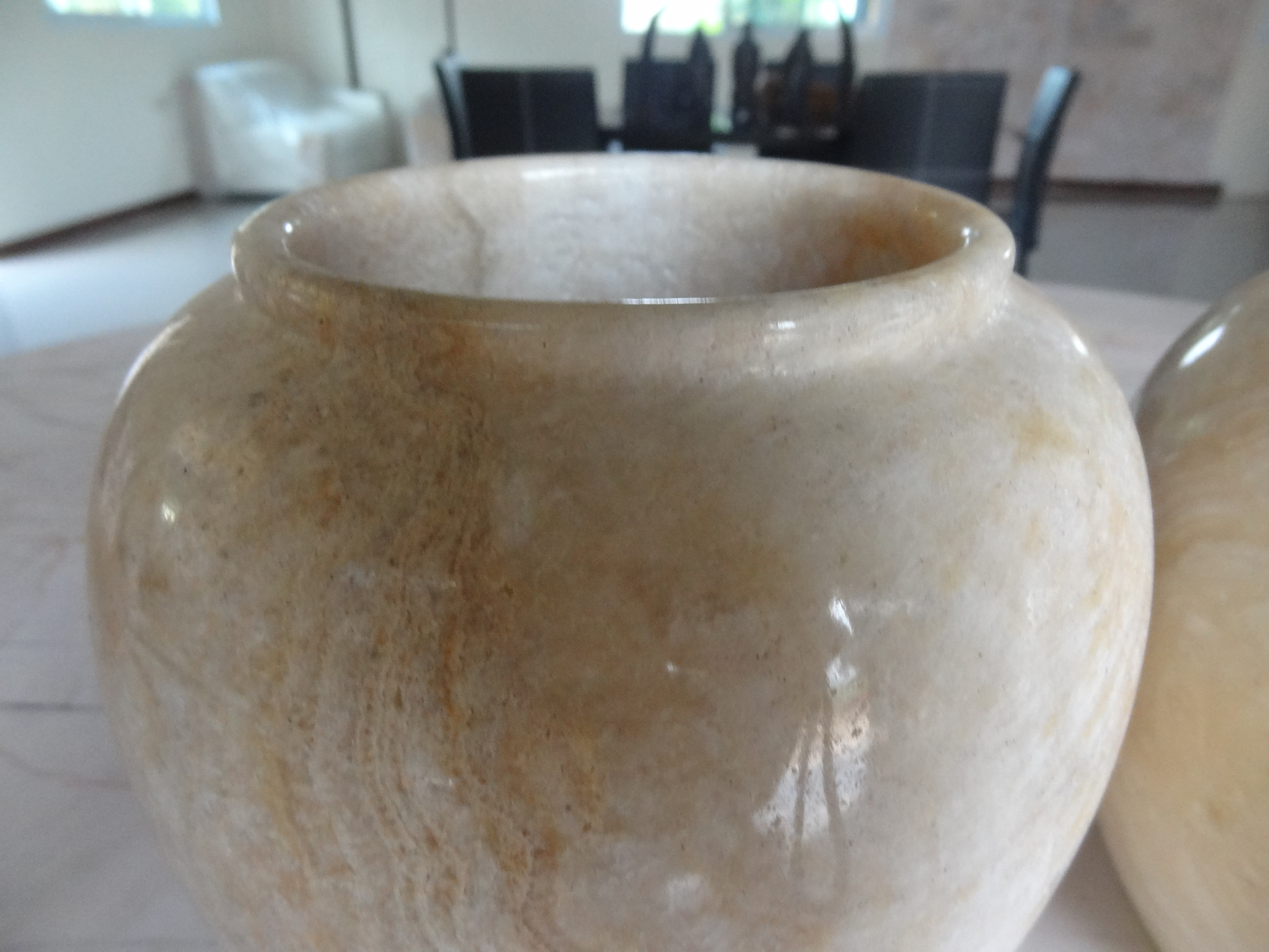 โอ่งหินอ่อนใบเล็ก ขนาดสูง 20 เซนติเมตร กว้าง 20 เซนติเมตร