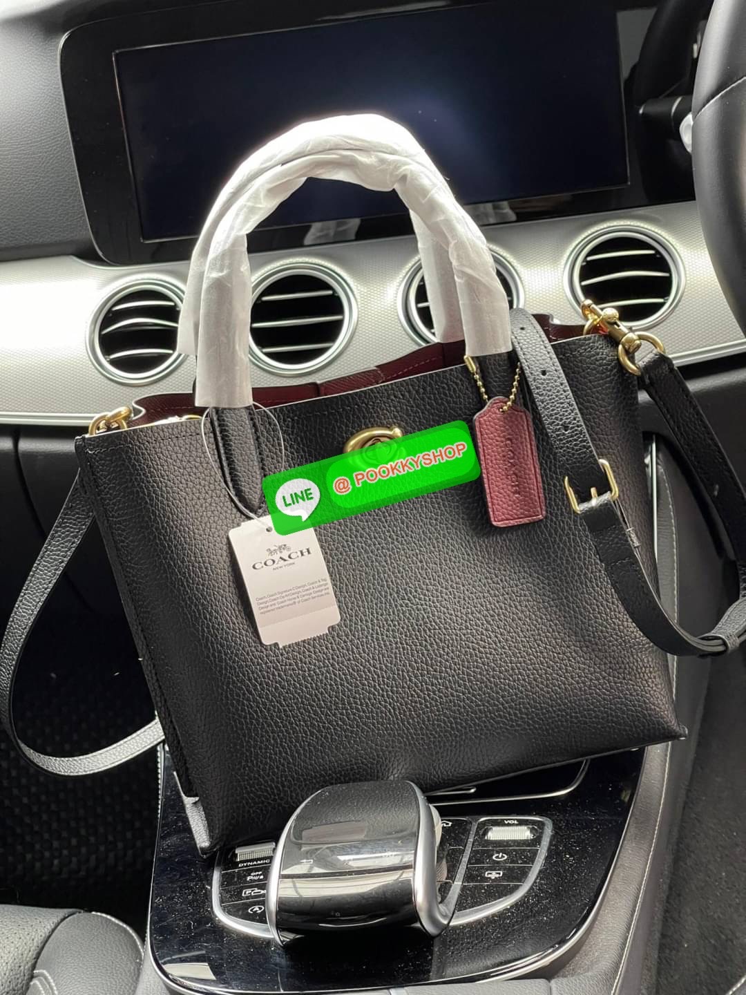 Coach Willow Tote 24 In Signature Canvas หากคุณชื่นชอบกระเป๋า Tote แล้วล่ะก็ เราเชื่อว่ากระเป๋าใบนี้จะต้องโดนใจคุณอย่างแน่นอน กระเป๋า Coach ด้วยรูปทรงสี่เหลี่ยม อยู่ทรงตั้งสวย การตัดเย็บทำจากหนัง Canvas ขนาดที่พอเหมาะ เมื่อถือแล้ว ไม่ทำให้ดูใหญ่เทอะทะจนเก