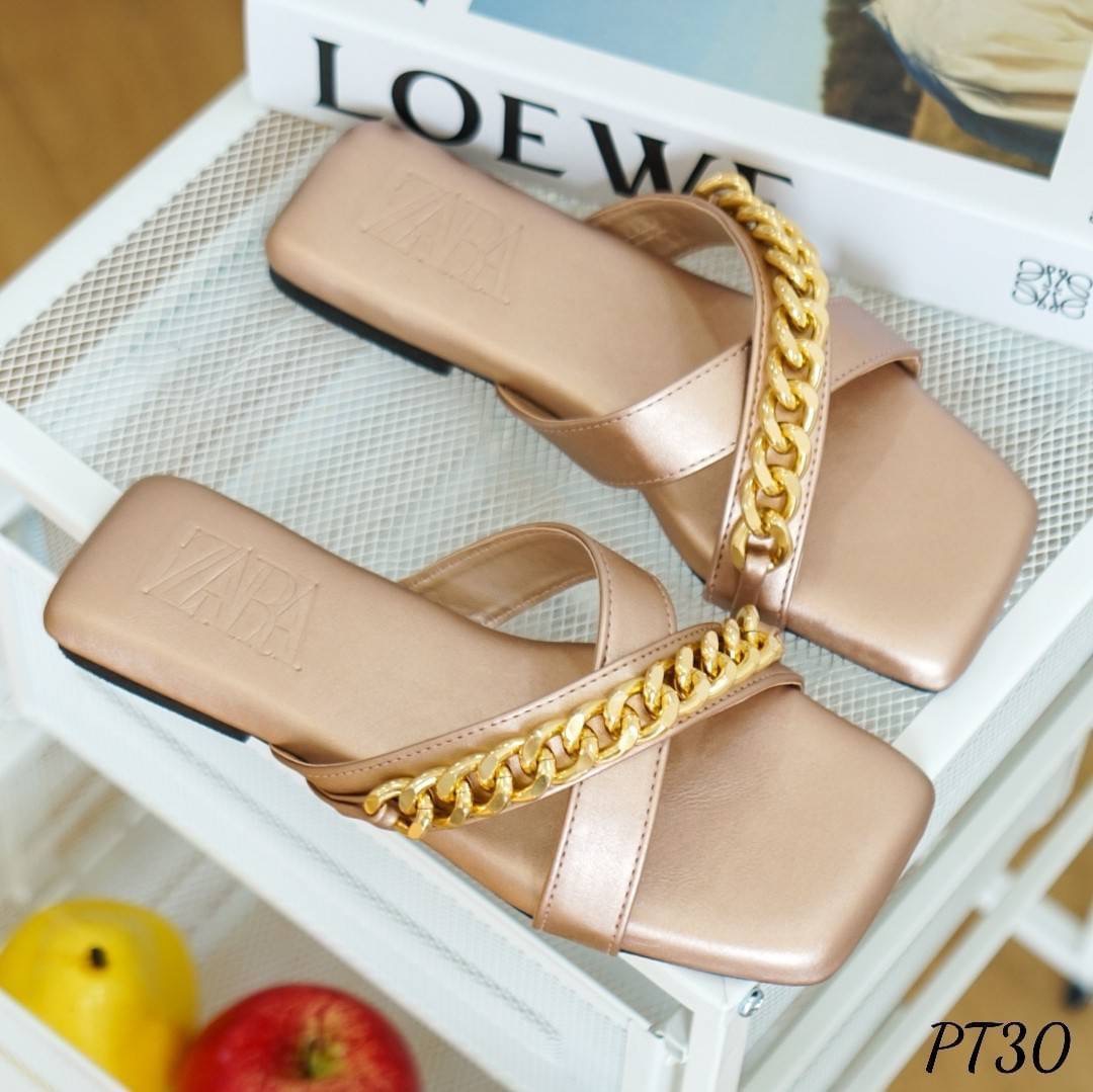 พร้อมส่ง แบบเข้าใหม่ค๊า รองเท้าทรงสวมหน้าไขว้ แต่งโซ่ทอง งานสวยมากกกก เก็บทรงดี หนังนิ่ม ใส่ง่าย เดินสบาย แมตกับเสื้อผ้าได้ทุกชุด งานพื้นเสริมฟองน้ำหนา ทำให้เวลาใส่นุ่มนิ่มมากกกก ร้านการันตีเลยว่า คู่นี้ เป็นรองเท้าที่ สวย นุ่ม ใส่สบายที่สุดค๊า