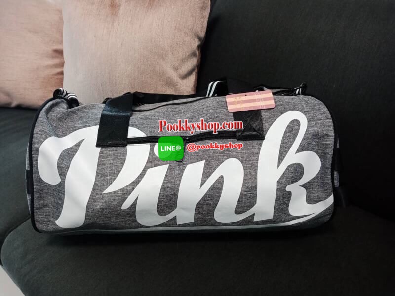 NEW ARRIVALS!!! VICTORIA'S SECRET PINK GYM DUFFLE BAG กระเป๋าเดินทางใบใหญ่ ด้านหน้าสกรีนลาย PINK สุดคลาสสิค และมีช่องซิปให้อีกหนึ่งช่อง ช่องเก็บของใหญ่เปิด-ปิดด้วยซิปเดียวปั้มโลโก้ PINK ด้านในบุด้วยผ้าปั้มลายแบรนด์ พร้อมช่องซิปใส่ของขนาดเล็ก สายสามาร