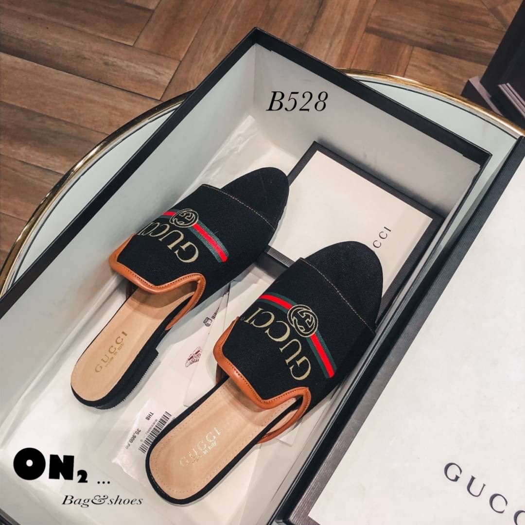 งานกุชชี่ style ผ้าแควาสสกรีน คาดเขียวแดงตามแบบออริจินอล ขายดีตลอดไม่มีเอ้าท์ เพราะงานใส่ง่ายสบาย สีพื้นเข้ากับทุกชุดคะ พร้อมส่ง2สี ตามแบบจ้า