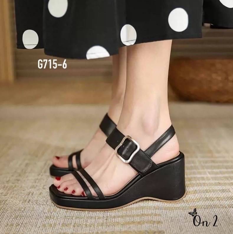 รองเท้าส้นเตารีดความสูงกำลังดี ใส่สบายไม่ปวดไม่เหมื่อยเท้า มาพร้อมดีไซน์เรียบเก๋ สวมหน้ารัดข้อเท้าโทนสีเข้ากับชุดง่าย ได้ทุกชุด งานสไตล์แบรนด์ดีไซน์น้อยแต่มากค่ะพร้อมส่ง 2 สีค่ะ