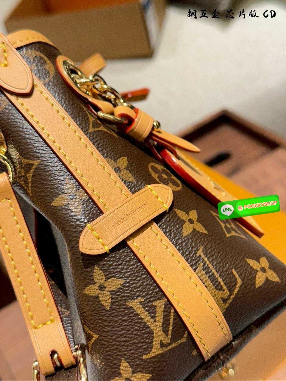 🕊️ พร้อมส่ง | LV CarryAll BB bag กระเป๋าสะพายแครี่ออล ไซส์ใหม่ ดีไซส์ใหม่สุดไอคอนิกปรับโฉมใหม่ประจำฤดูกาลในดีไซน์สุดชิค ตกแต่งสายโซ่สีทองงดงามด้วย Monogram Flower เสริมดีเทลอันเป็นเอกลักษณ์อย่างเนมแท็กหนังสีตัดกันเข้ากับสีเชือกรูดปิดกระเป๋าอย่างลง