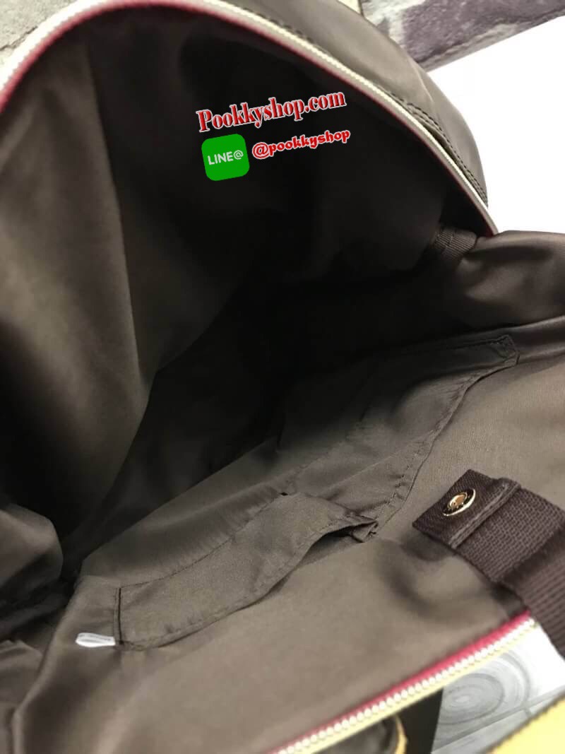 Mis Zapatos Nylon Backpack แบรนด์มาแรงของประเทศญี่ปุ่นที่ขายดีติดอันดับในหมู่วัยรุ่น รุ่นนี้วัสดุเป็น Nylon hi-quality เนื้อนุ่มและหนา ภาพบนตัวกระเป๋าเป็นงานปัก ตัวกระเป๋ากว้างและลึก ด้านหลังและภายในมีช่องแยกเป็นสัดส่วน พร้อมสายสะพายข้าง 1เส้น สามารถเป็นไ