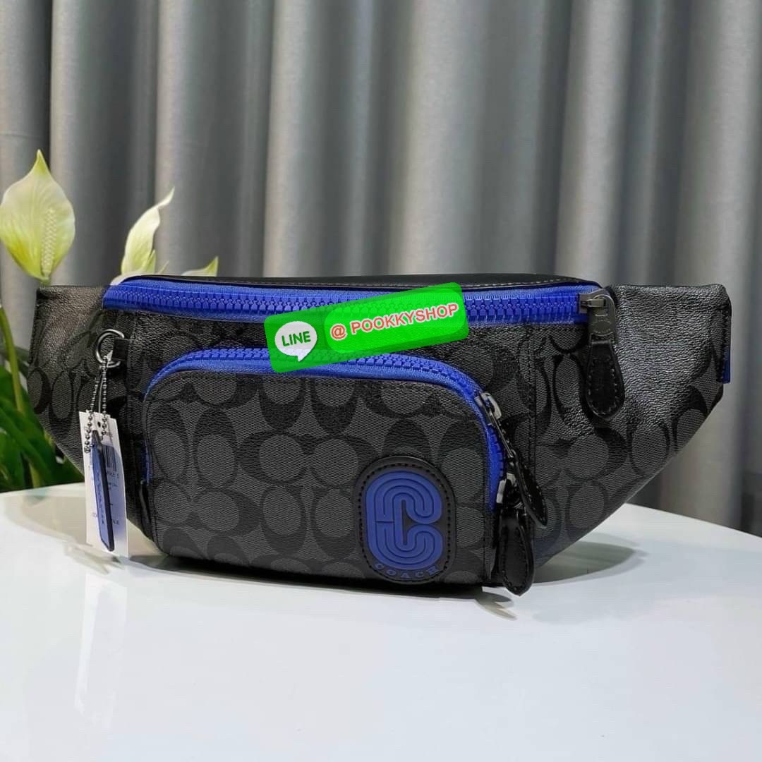 Coach C019 – Charter Belt Bag With Patch (Khaki Green Multi) ใบนี้คือจังหวะสนุกของสีธรรมชาติกับความเท่ที่ใช้งานได้จริง “คาดไว้ไม่ได้แค่ของ…แต่คาดไว้คือสไตล์ที่ไม่ซ้ำใคร” Coach C019 รุ่น Charter Belt Bag โทน Khaki/Green พร้อมโลโก้ Coach Leatherware Patch ข