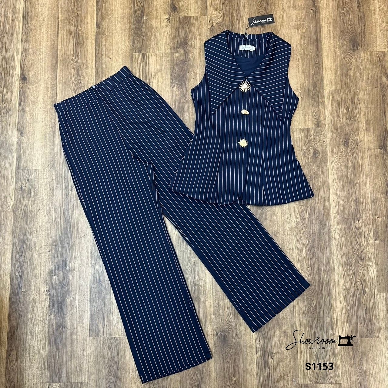 ชุดเซทแฟชั่น Stripe navy set ที่โดดเด่นด้วยการเลือกกระดุมโลหะสีทองดีไซน์แจ่ละเม็ดไม่ซ้ำกัน