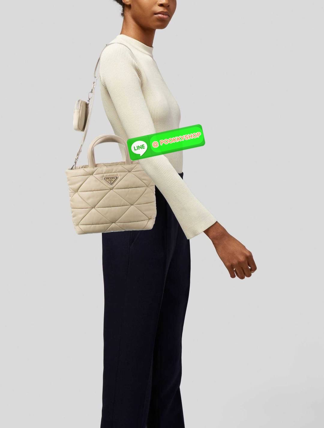 PRADA LEATHER PADDED BAG ใหม่ล่าสุด กับคอลเลคชั่นที่ทำออกมาตอบโจทย์ได้ทุกไลฟ์สไตล์ และเป็นยูนิเซ็กส์ กับกระเป๋าทรงโท้ท ขนาดกำลังดี วัสดุหนังแท้ ตัดเย็บเดินเส้นลายตาราง ปากกระเป๋ามีซิปเปิดปิด ภายในเป็นช่องโล่ง มีช่องแยกให้ มาพร้อมสะพายข้างและใบลูก ให้ได้สน