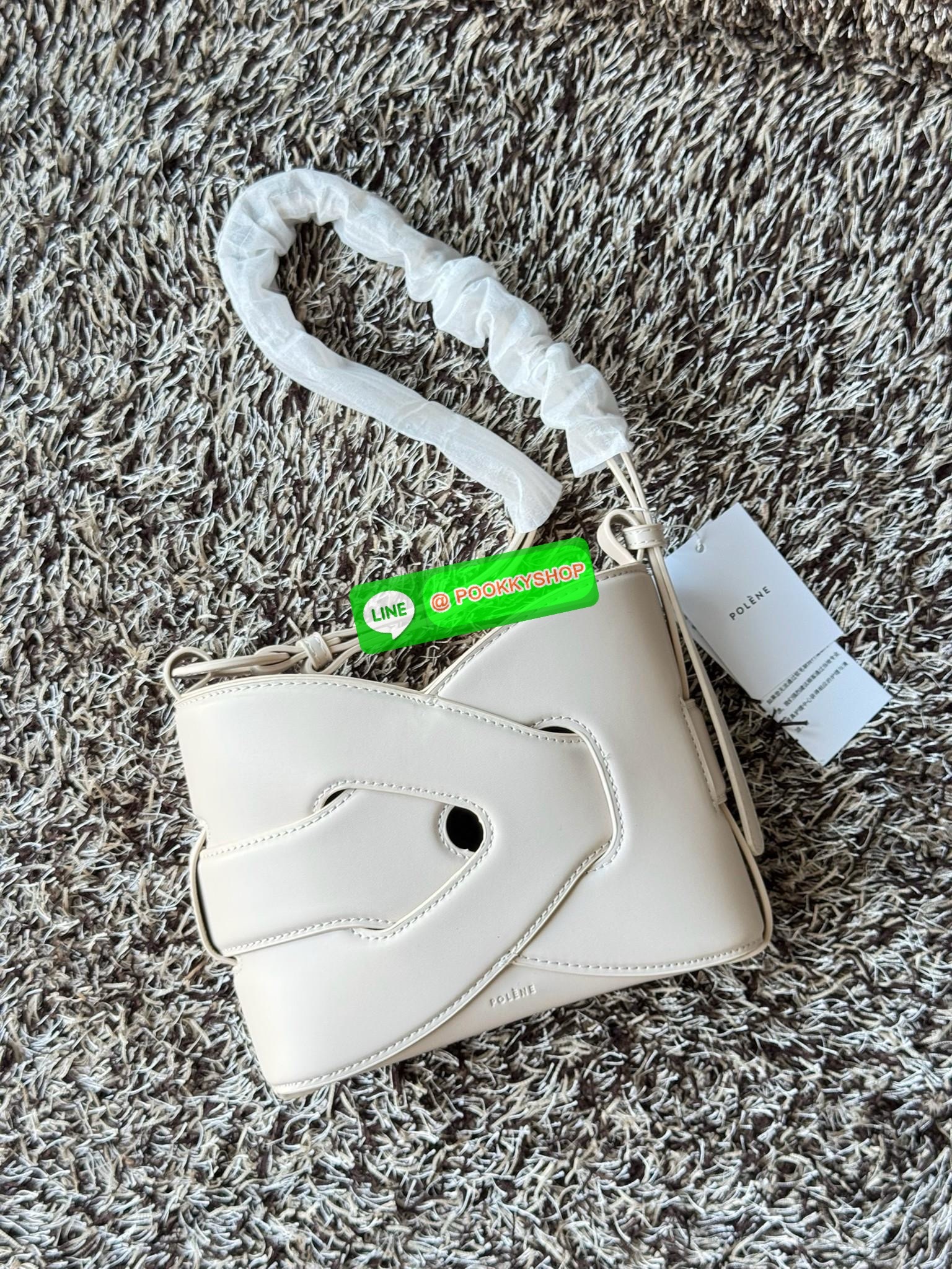 💕 Polene Nodde EDITION SMOOTH ใครที่อยากได้กระเป๋าเรียบๆ แต่ดูมีอะไร ขอแนะนำรุ่น Nodde หิ้วแล้วสวยแบบ Quiet Luxury โลโก้แบรนด์ถูกปั๊มไว้บริเวณด้านล่างของกระเป๋าอย่างประณีตจนแทบสังเกตไม่เห็น ฐานกระเป๋าถูกออกแบบมาให้เนียนเรียบ ปราศจากหมุด ในขณะที่ด้