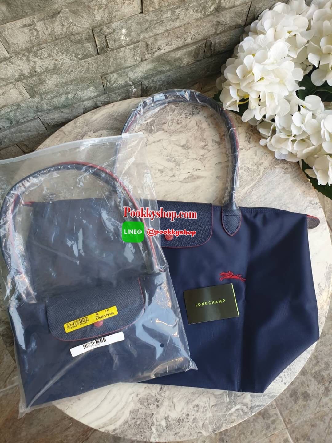 Longchamp Le Pliage Club Tote Bag Size L หูยาว วัสดุเนื้อผ้า Nylon Canvas เคลือบกันนำ้ ตัดด้วยหนังแท้ที่มีน้ำหนักเบา ดีไซน์เรียบง่ายแต่เต็มไปด้วยความคลาสสิก จนเป็นที่ชื่นชอบไปทั่วโลก Longchamp ปรับโฉม LE PLIAGE ด้วยการปักลายรูปม้า-ตราสัญลักษณ์ของแบรนด์บนผ