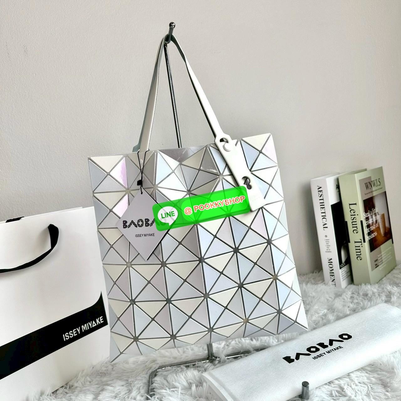 BAOBAO ISSEY MIYAKE QUATRO กระเป๋าไอคอนิกที่ไม่เคยตกเทรนด์! เรียบหรู แต่มีดีไซน์สะดุดตา โครงสร้างสามเหลี่ยมเอกลักษณ์เฉพาะของแบรนด์ ด้านในบุผ้า มีช่องซิปสำหรับเก็บของ น้ำหนักเบา สะพายสบาย ใส่ของได้เยอะมาก