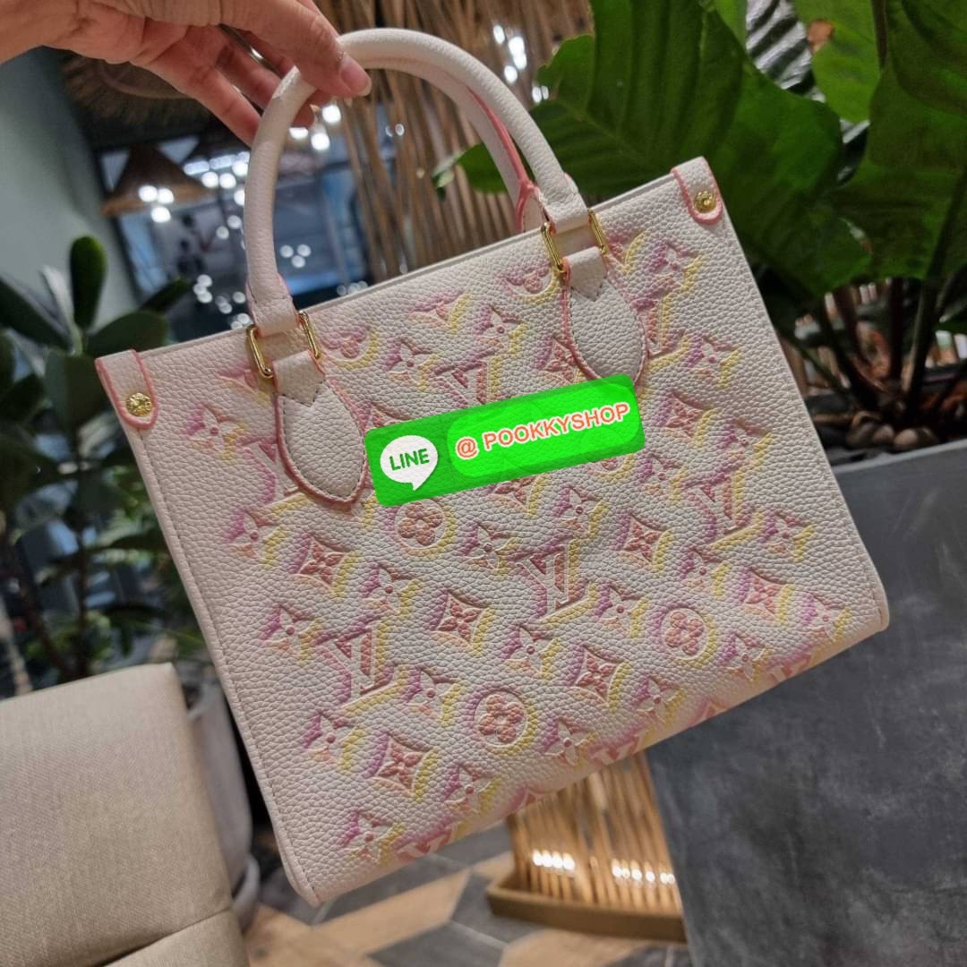 New arrival!! LV crossbody tote bag ดีไซน์ใหม่ น่ารัก ละมุน น่าใช้มาก จากเคาน์เตอร์ dutyfree กระเป๋าทรงโท้ทที่ใครเห็นต้องเป็นคลั่งรัก ดีไซน์คลาสสิค ผู้ดี หรูหรา โทนสีใช้งานง่าย ทุกสไตล์ วัสดุหนัง pepble มาพร้อมหูจับในตัว คล้องแขนก็ดูแพง หรือจะเกี่ยวสายครอ