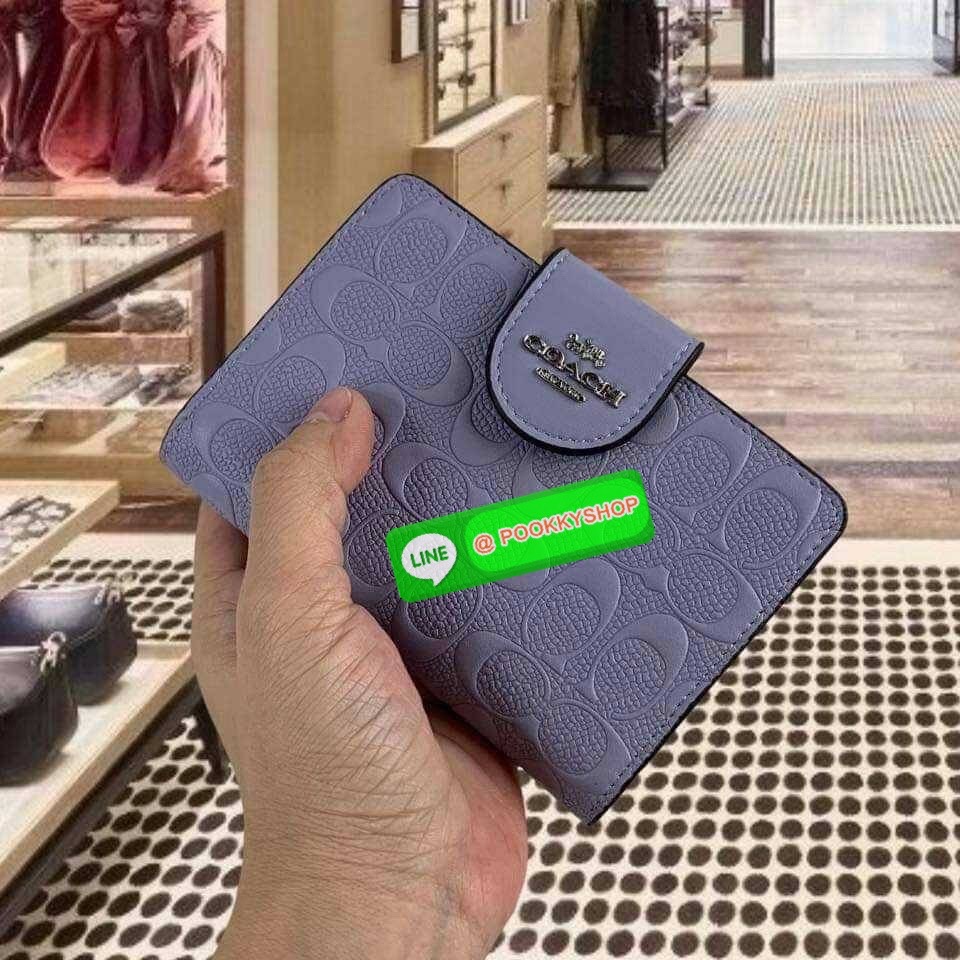 COACH C5896 MEDIUM CORNER ZIP WALLET IN SIGNATURE LEATHER คอลเลคชั่นใหม่งานหรู งานดูแพง จัดให้เลย!! กระเป๋าสตางค์ใบกลาง ดีไซน์ใหม่ สุดหรู แค่เห็นก็ต้องเลิฟ ถือใช้ขับผิวทุกสี วัสดุหนังแท้ปั๊มลายนูนสวยคม ภายในมีช่องใส่บัตร ใส่ธนบัตรได้ครบ และมีช่องซิปแยก ใบ