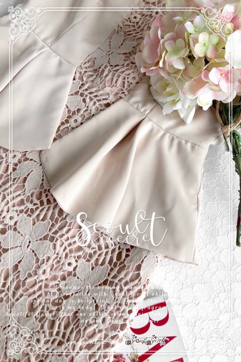 By SEOUL SECRET Seoul Secret Say'...Minidress Lace Design expensive Cream coler Material : งานมินิเดรสสวยหรูดูไฮคลาสมากคะ ดีไซน์มีระดับด้วยลูกเล่นเป็นเดรสทรงเปิดไหล่ งาน Cuttingเป็นผ้าเย็บซ้อนพับลงมาช่วงอกนะคะ ทรงแขนกุด เนื้อผ้าด้านนอกเป็นผ้าเรียบๆไม