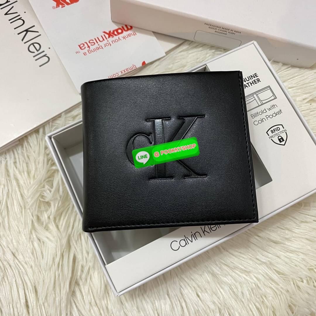 Calvin Klein Bifold Leather Short Wallet กระเป๋าสตางค์ใบสั้น และ ที่ใส่บัตรย่อยแบบเป็นสัดส่วน หนังดี นุ่มมือ รูปลักษณ์เรียบหรูแต่เท่ห์ตามแบบฉบับของแบรนด์Set นี้มาเท่าไรก็หมดคะ รีบจับจองนะคะ มาพร้อมถุงกระดาษแบรนด์และกล่องจ้า สุดคุ้มมอบให้เป็นของขวัญหรือใช้