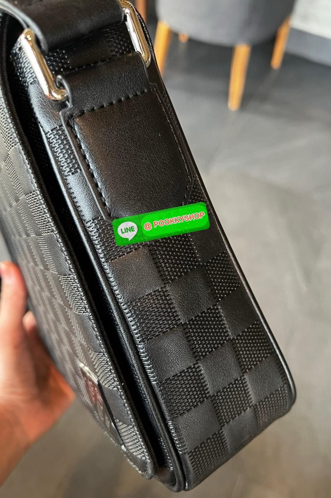 ราคาดีๆหมดแล้วหมดเลยน๊าา ใช้เป็นเพื่อนคู่กายในชีวิตประจำวันรุ่นนี้ไม่ว่าจะใช้ในไทยหรือพกพา ตปท.คือดูดีมากๆ ห้ามพลาด LOUIIS VUITTON DISTRICT PM ((Vip Duty free ตปท.)) 🔖พร้อมส่ง! กระเป๋าแมสเซนเจอร์ District PM รุ่นใหม่ 2024! หนังแม้อย่างดี ลายนูนสวย