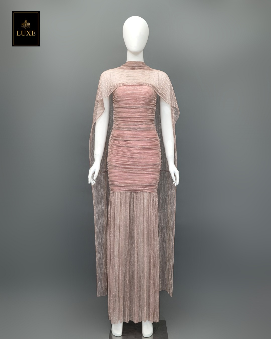 เดรสแฟชั่น เดรสเสื้อเกาะอกทรงเข้ารูป กระโปรงต่อชายระบาย ผ่าหน้า มาพร้อมผ้า mmคลุมไหล่