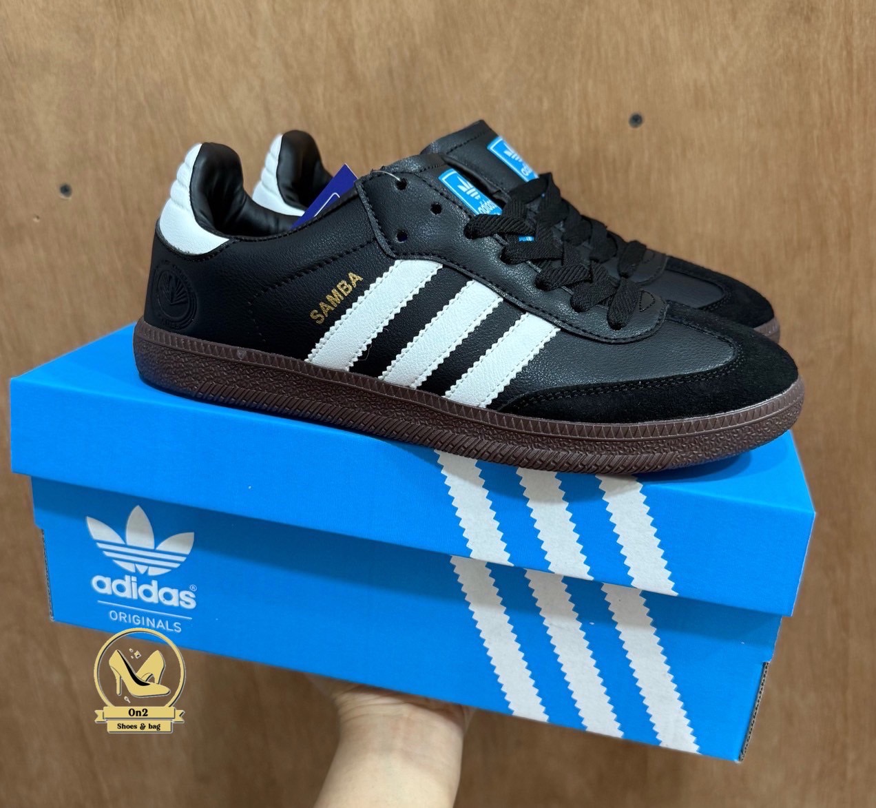 Adidas Samba รองเท้ารุ่นตำนาน จากใส่เตะบอล แต่กลับกลายมาเป็นไอเทมแฟชั่นระดับโลกSamba มาในทรงวินเทจสุดคลาสสิก พื้นยางทรงหมากฝรั่งกับแถบ 3 เส้นเอกลักษณ์ของแบรนด์ ให้ลุคเท่แบบสตรีทสไตล์ ใส่สบาย ใส่ได้ทุกวัน ไม่ว่าจะจับคู่กับกางเกงยีนส์ เสื้อยืด หรือชุดเดรสก็