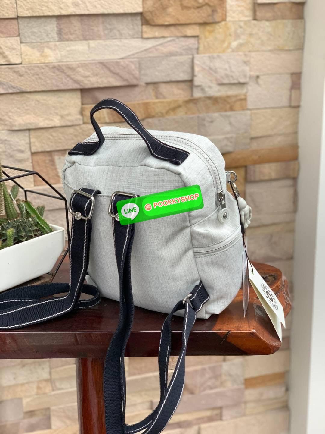 Kipling Escalus Medium Backpack กระเป๋าเป้สะพายหลังขนาดกำลังดี เก๋ไก๋สำหรับคุณผู้หญิงด้วยสีสันมาดลุคช์ที่ดูดีอย่าง white sand collection คุณสมบัติสุดทันสมัยที่สามารถกันน้ำจากวัสดุpolymide100% มีน้ำหนักเบาและใช้งานได้จริง ดีไซน์มาพร้อมกับความสะดวกสบายกับสา