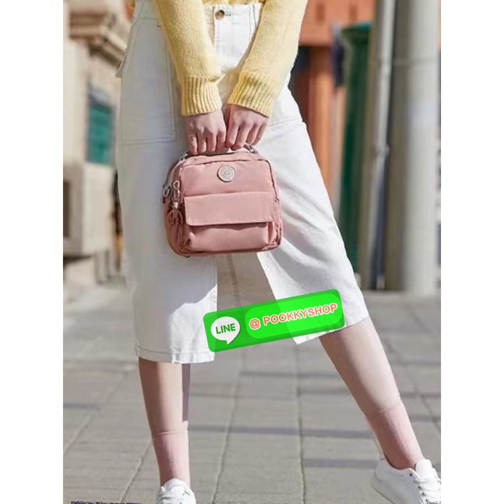 Kipling Candy 3 Ways กระเป๋าสไตล์มินิมอลล์ น้ำหนักเบาทำหลายสไตล์ ทั้งในแบบถือ สะพายพาดลำตัว หรือจะเป็นเป้ขนาดเล็กก็ได้ มีช่องซิปจัดระเบียบสิ่งของหลายช่อง ใส่สิ่งของจำเป็นได้ครบครัน