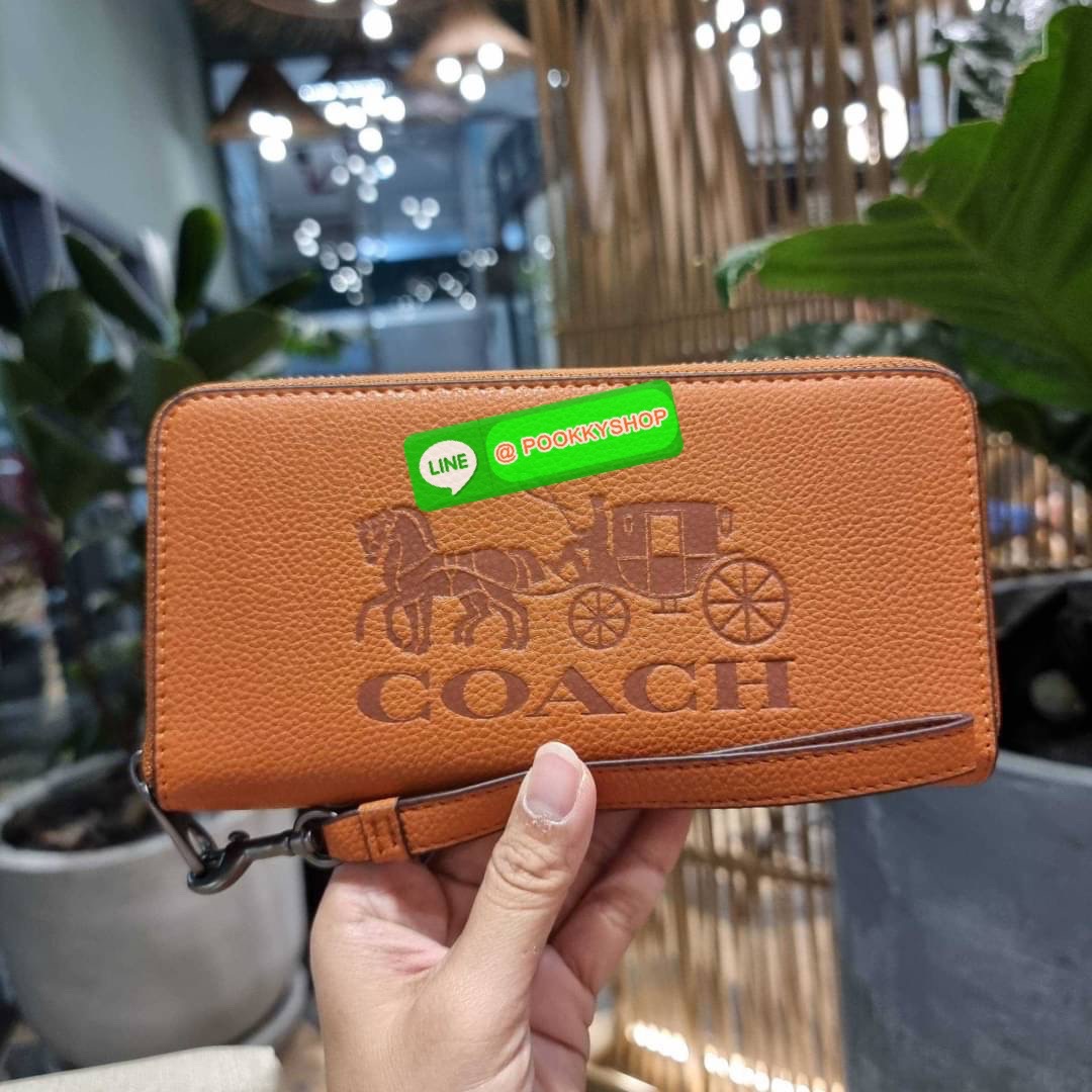 COACH C3548 LONG ZIP AROUND WALLET WITH HORSE AND CARRIAGE พร้อมเสิร์ฟความหรู กับคอลใหม่ สีสวย ผู้ดีขับผิวมาก กระเป๋าสตางค์ใบยาวกึ่งคล้องมือ เรียบหรู โดดเด่นด้วยโลโก้เอกลักษณ์ วัสดุหนัง pepble ทนทาน มาพร้อมสายคล้องมือ ถอดออกได้ ภายในใส่บัตรได้เยอะ มีช่องซ