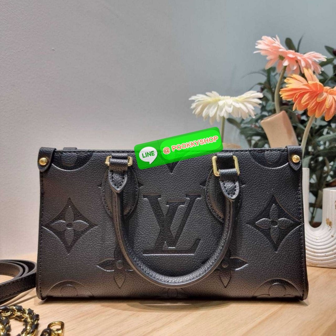 🔆 Model LV on the go east west 🔆 Details ใหม่ล่าสุด ดีไซน์กะทัดรัด กับกระเป๋าทรงโท้ทที่ใครเห็นต้องเป็นคลั่งรัก ยอดฮิต คลาสสิค ผู้ดี หรูหราได้ทุกลุค ทุกสไตล์ มาพร้อมหูจับในตัว คล้องแขน คล้องไหล่ก็ดูแพง หรือจะเกี่ยวสายครอสสะพายข้างก็อัพลุคได