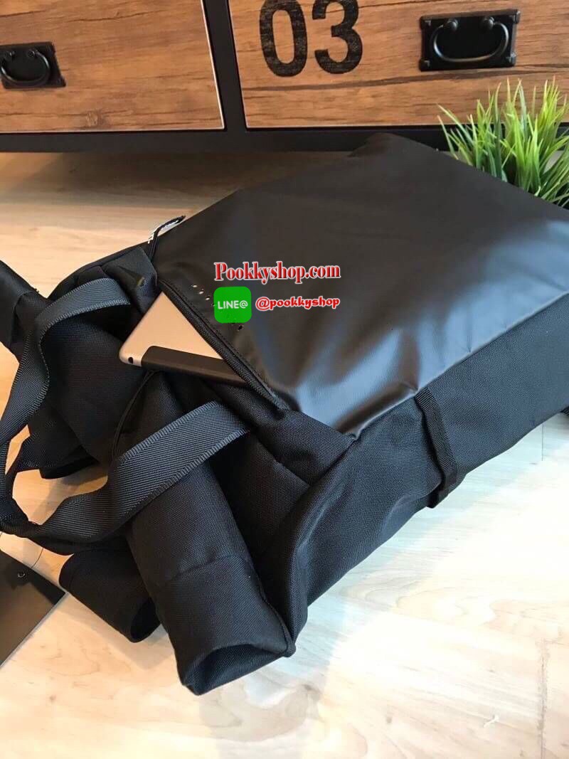 Nike Radiate Backpack เป้สะพายหลังที่โดดเด่นด้วยดีไซน์ส่วนใส่ของด้านบน และช่องกระเป๋ามากมายเพื่อให้เก็บของได้ไม่ตกหล่น วัสดุโพลีเอสเตอร์ 100% มีเปิดปิดถึง2ชั้น มีช่องใส่แล็ปท็อปช่วยปกป้องอุปกรณ์ของคุณ พร้อมกระเป๋าด้านหน้าที่เจาะรูด้วยเลเซอร์เพื่อเป็นช่องเ