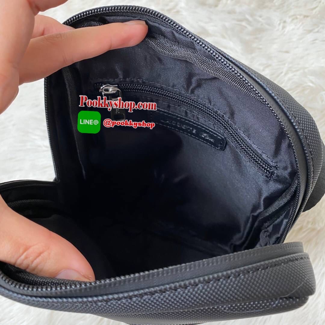 ลาคอส Classic Crossbody Bag กระเป๋าสะพายรุ่นยอดนิยม วัสดุ PVC ด้านหน้ามีโลโก้แบรนด์สวยโดดเด่น มีช่องเล็กใส่ของจุกจิกเปิดปิดด้วยกระดุมแม่เหล็ก ด้านหลังเรียบ มีช่อง1ช่องส่วนช่องด้านในกว้างเปิดปิดกระเป๋าด้วยซิปสะดวกใช้ มีช่องซิปและช่องเสียบด้านข้าง สายสะพา