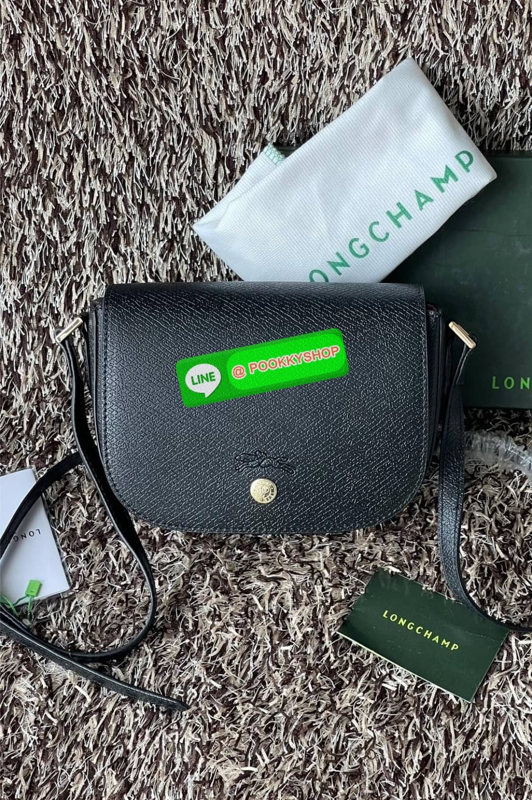 💕Longchamp Epure Crossbody Bag ด้วยรูปแบบที่ชวนให้นึกถึงฝาพับของ Le Pliage กระเป๋าสะพายข้างขนาดเล็กใบนี้มีทั้งความอ่อนเยาว์และความเป็นผู้หญิงในเสน่ห์ของมัน โดดเด่นด้วยรูปทรงกระเป๋าแบบอานม้า ยกย่องให้กับตำนานนักขี่ม้าของ Longchamp EPURE สายสะพายซึ่