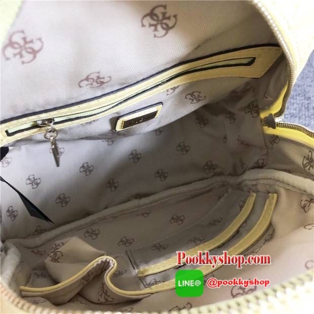 GUESS ELLIANA MINI BACKPACK BAG กระเป๋าสะพายเป้ วัสดุ Saffiano PU คุณภาพดี นิ่ม น้ำหนักเบา ด้านหน้าประดับด้วยโลโก้แบรนด์สวยโดดเด่น มีช่องสำหรับใส่ของด้านหน้า1ช่องใช้งาน ช่องหลักเปิดปิดกระเป๋าด้วยซิปสะดวกใช้ ด้านในโล่งกว้างมีช่องซิปและช่องเล็กสำหรับใส่ของ