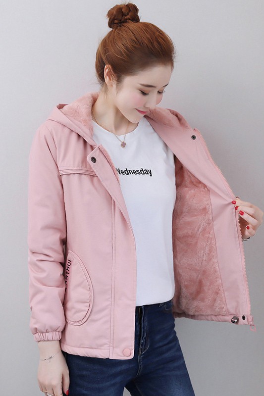 เสื้อกันหนาวแฟชั่นนำเข้า : เสื้อกันหนาวแฟชั่น พร้อมส่ง สีชมพู แขนยาว แต่งจั๊มปลายแขน ซับในบุด้วยผ้าขนสัตว์นุ่มๆ มีฮูทสุดเก๋ แบบซิบรูด กระเป๋า 2 ข้างใช้งานได้ งานสวยเหมือนแบบแน่นอนค่ะ หน้าหนาวปีนี้พลาดไม่ได้น้า