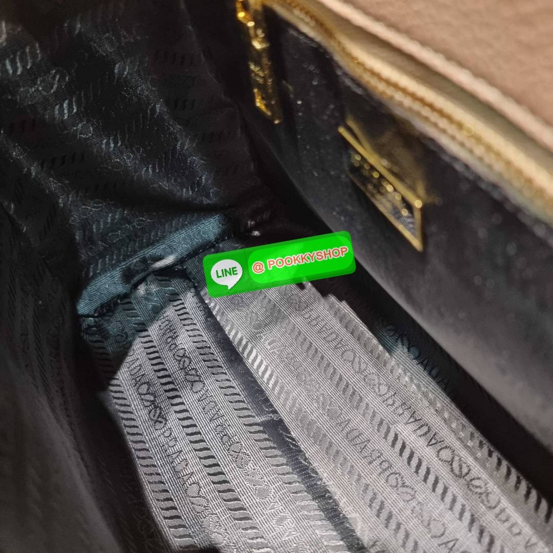 Hot item Prada leather bag กระเป๋าถือ/สะพายล่าสุด จากเคาน์เตอร์ dutyfree ที่ดีไซน์เรียบหรู หนังวัวฟอกสี สวยคมชัด เต็มไปด้วยดีเทลน่าใช้ สายคล้องไหล่ที่สามารถถอดออกได้ เพื่อใช้สายยาวสะพายข้างเส้นเดียว หรือจะใส่ไว้ทั้งคู่ก็อัพเกรดลุคดูแพงได้ ปากกระเป๋ามีฝากร