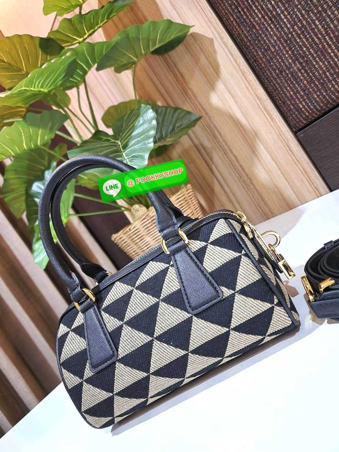 ✴️ห้ามพลาด!✴️PRADA FABRIC MICRO BAG VIP GIFT WITH PURCHASE (GWP) กระเป๋าพรีเมี่ยมกิ๊ฟ Limited จาก PRADA DUTYFREE COUNTER โดดเด่นที่วัสดุ Jacquard Fabric Micro ดีไซน์สวยคลาสสิคขนาดกำลังดี หูกระเป๋าประดับTagแบรนด์ถอดออกได้ ภายในมีโลโก้ ใส่มือถ